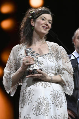 Anna Fitch mit dem Silbernen Bären für einen herausragende künstlerische Leistung für Yo - Love is a Rebellious Bird bei der Closing Ceremony mit Preisverleihung auf der Berlinale 2026 76. Internationale Filmfestspiele Berlin im Berlinale Palast. Berlin, 21.02.2026
