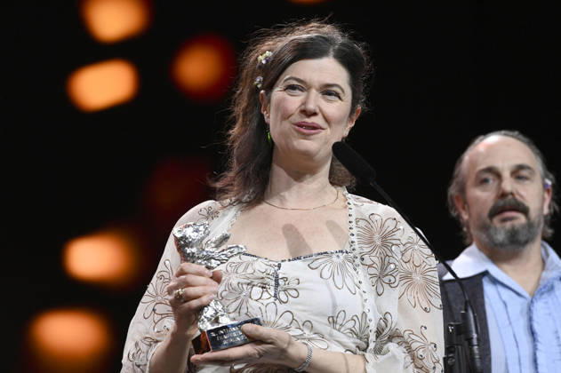Anna Fitch und Banker White mit dem Silbernen Bären für einen herausragende künstlerische Leistung für Yo - Love is a Rebellious Bird bei der Closing Ceremony mit Preisverleihung auf der Berlinale 2026 76. Internationale Filmfestspiele Berlin im Berlinale Palast. Berlin, 21.02.2026