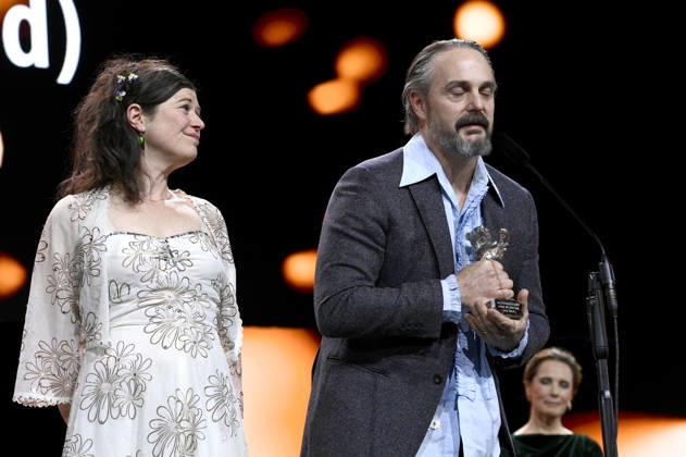Anna Fitch und Banker White mit dem Silbernen Bären für einen herausragende künstlerische Leistung für Yo - Love is a Rebellious Bird bei der Closing Ceremony mit Preisverleihung auf der Berlinale 2026 76. Internationale Filmfestspiele Berlin im Berlinale Palast. Berlin, 21.02.2026