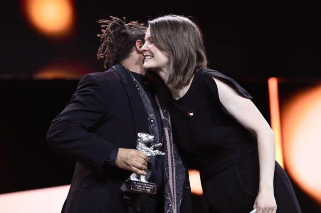 Min Bahadur Bham und Genevieve Dulude-de Celles mit dem Silbernen Bären für das beste Drehbuch für Nina Roza bei der Closing Ceremony mit Preisverleihung auf der Berlinale 2026 76. Internationale Filmfestspiele Berlin im Berlinale Palast. Berlin, 21.02.2026
