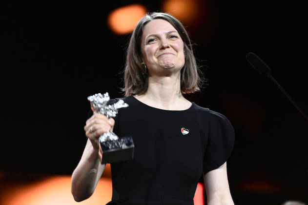 Genevieve Dulude-de Celles mit dem Silbernen Bären für das beste Drehbuch für Nina Roza bei der Closing Ceremony mit Preisverleihung auf der Berlinale 2026 76. Internationale Filmfestspiele Berlin im Berlinale Palast. Berlin, 21.02.2026