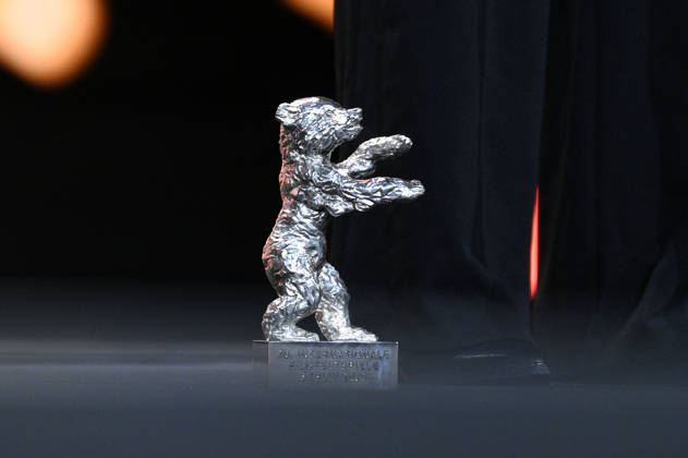 Silberner Bär von Genevieve Dulude-de Celles für das beste Drehbuch für Nina Roza bei der Closing Ceremony mit Preisverleihung auf der Berlinale 2026 76. Internationale Filmfestspiele Berlin im Berlinale Palast. Berlin, 21.02.2026
