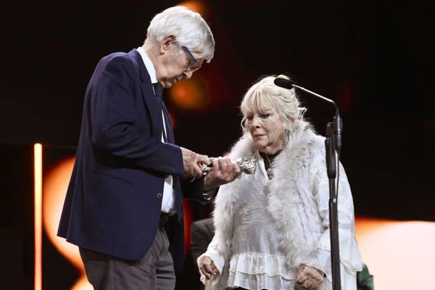 Tom Courtenay und Anna Calder-Marshall mit dem Silbernen Bären für die besten Nebendarsteller in Queen at Sea bei der Closing Ceremony mit Preisverleihung auf der Berlinale 2026 76. Internationale Filmfestspiele Berlin im Berlinale Palast. Berlin, 21.02.2026