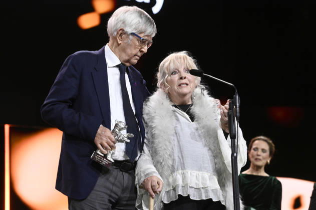 Tom Courtenay und Anna Calder-Marshall mit dem Silbernen Bären für die besten Nebendarsteller in Queen at Sea bei der Closing Ceremony mit Preisverleihung auf der Berlinale 2026 76. Internationale Filmfestspiele Berlin im Berlinale Palast. Berlin, 21.02.2026