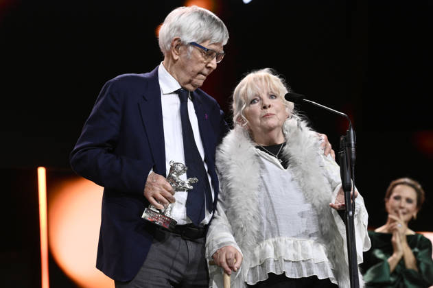 Tom Courtenay und Anna Calder-Marshall mit dem Silbernen Bären für die besten Nebendarsteller in Queen at Sea bei der Closing Ceremony mit Preisverleihung auf der Berlinale 2026 76. Internationale Filmfestspiele Berlin im Berlinale Palast. Berlin, 21.02.2026