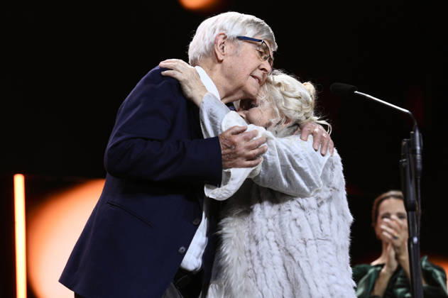 Tom Courtenay und Anna Calder-Marshall mit dem Silbernen Bären für die besten Nebendarsteller in Queen at Sea bei der Closing Ceremony mit Preisverleihung auf der Berlinale 2026 76. Internationale Filmfestspiele Berlin im Berlinale Palast. Berlin, 21.02.2026