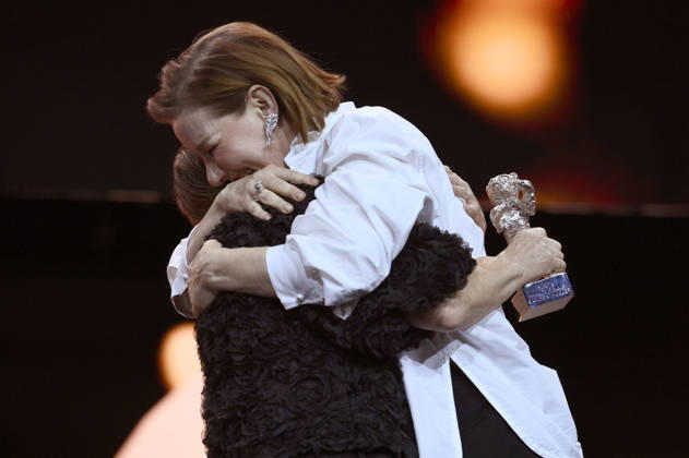 Sandra Hüller mit dem Silbernen Bären für die beste Darstellerin in Rose bei der Closing Ceremony mit Preisverleihung auf der Berlinale 2026 76. Internationale Filmfestspiele Berlin im Berlinale Palast. Berlin, 21.02.2026