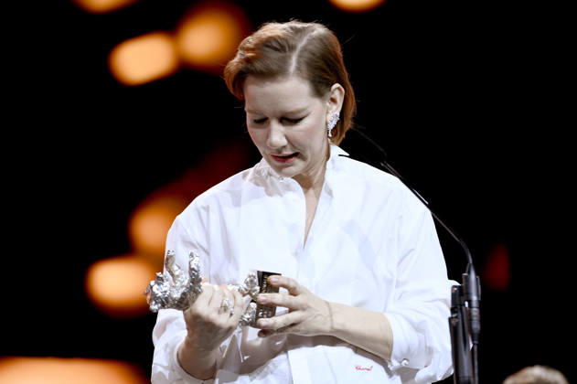 Sandra Hüller mit dem Silbernen Bären für die beste Darstellerin in Rose bei der Closing Ceremony mit Preisverleihung auf der Berlinale 2026 76. Internationale Filmfestspiele Berlin im Berlinale Palast. Berlin, 21.02.2026