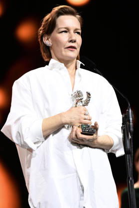 Sandra Hüller mit dem Silbernen Bären für die beste Darstellerin in Rose bei der Closing Ceremony mit Preisverleihung auf der Berlinale 2026 76. Internationale Filmfestspiele Berlin im Berlinale Palast. Berlin, 21.02.2026