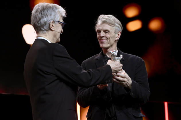 Wim Wenders und Grant Gee mit dem Silbernen Bären für die beste Regie bei Everybody Digs Bill Evans bei der Closing Ceremony mit Preisverleihung auf der Berlinale 2026 76. Internationale Filmfestspiele Berlin im Berlinale Palast. Berlin, 21.02.2026