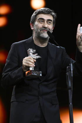 Emin Alper mit dem Silbernen Bären großer Preis der Jury für KurtuluÅü Salvation bei der Closing Ceremony mit Preisverleihung auf der Berlinale 2026 76. Internationale Filmfestspiele Berlin im Berlinale Palast. Berlin, 21.02.2026