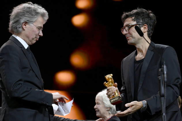 Ingo Fliess und Ilker Catak mit dem Goldenen Bären für den besten Film Gelbe Briefe Yellow Letters bei der Closing Ceremony mit Preisverleihung auf der Berlinale 2026 76. Internationale Filmfestspiele Berlin im Berlinale Palast. Berlin, 21.02.2026