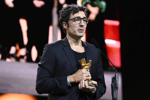 Ilker Catak mit dem Goldenen Bären für den besten Film Gelbe Briefe Yellow Letters bei der Closing Ceremony mit Preisverleihung auf der Berlinale 2026 76. Internationale Filmfestspiele Berlin im Berlinale Palast. Berlin, 21.02.2026