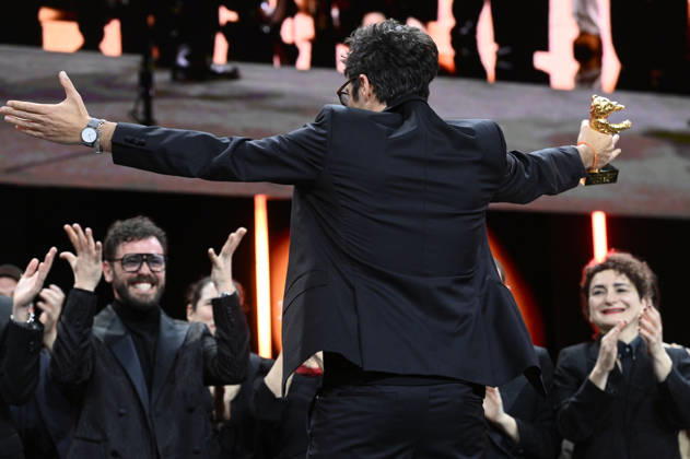Ilker Catak mit dem Goldenen Bären für den besten Film Gelbe Briefe Yellow Letters bei der Closing Ceremony mit Preisverleihung auf der Berlinale 2026 76. Internationale Filmfestspiele Berlin im Berlinale Palast. Berlin, 21.02.2026