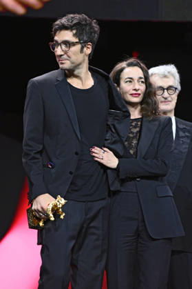 Ilker Catak mit dem Goldenen Bären für den besten Film Gelbe Briefe Yellow Letters mit Ayda Arbatli und Wim Wenders bei der Closing Ceremony mit Preisverleihung auf der Berlinale 2026 76. Internationale Filmfestspiele Berlin im Berlinale Palast. Berlin, 21.02.2026