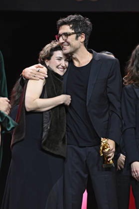 Ingo Fliess und Ilker Catak mit dem Goldenen Bären für den besten Film Gelbe Briefe Yellow Letters bei der Closing Ceremony mit Preisverleihung auf der Berlinale 2026 76. Internationale Filmfestspiele Berlin im Berlinale Palast. Berlin, 21.02.2026