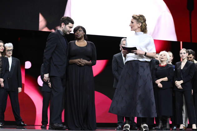 Michael Stütz, Jacqueline Lyanga und Tricia Tuttle mit dem Goldenen Bären für den besten Film Gelbe Briefe Yellow Letters bei der Closing Ceremony mit Preisverleihung auf der Berlinale 2026 76. Internationale Filmfestspiele Berlin im Berlinale Palast. Berlin, 21.02.2026