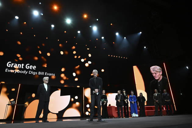 76th Berlin International Film Festival BERLIN, GERMANY - FEBRUARY 21: Director Grant Gee receives the Silver Bear Jury Prize for his film Everybody Digs Bill Evans during the 76th International Berlin International Film Festival (Berlinale) in Berlin, Germany on February 21, 2026 Halil Sagirkaya Anadolu Berlin Germany. Editorial use only. Please get in touch for any other usage.  Copyright: x2026xAnadoluxHalilxSagirkayax