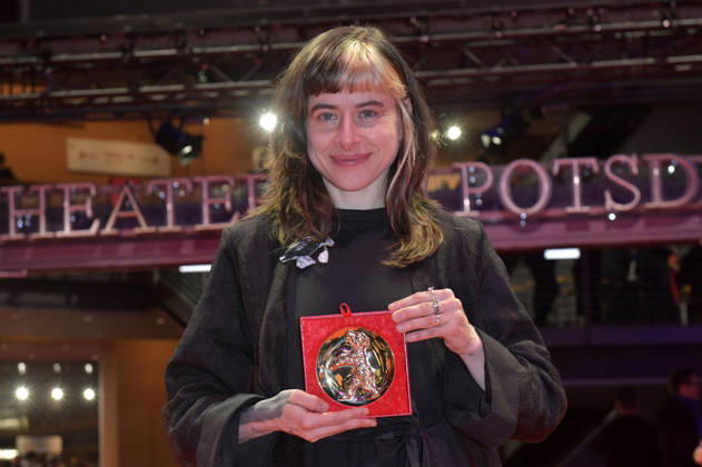 Pepa Lubojacki mit dem Berlinale Dokumentarfilm-Preis für If Pigeons Turned to Gold nach der Closing Ceremony mit Preisverleihung auf der Berlinale 2026 76. Internationale Filmfestspiele Berlin im Berlinale Palast. Berlin, 21.02.2026