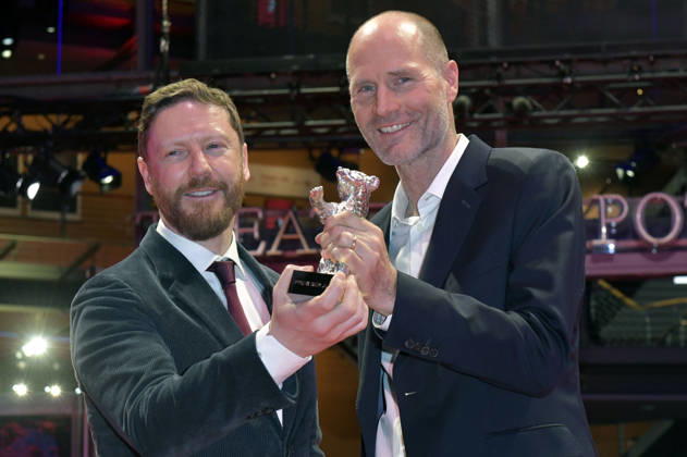 Tristan Goligher und Lance Hammer mit dem Silbernen Bären Jury Preis für Queen at Sea nach der Closing Ceremony mit Preisverleihung auf der Berlinale 2026 76. Internationale Filmfestspiele Berlin im Berlinale Palast. Berlin, 21.02.2026