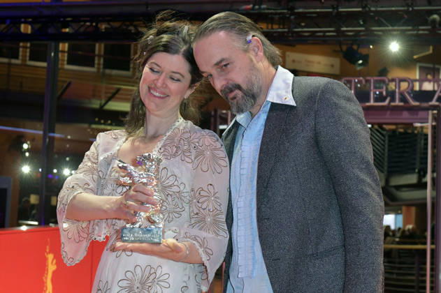 Anna Fitch und Banker White mit dem Silbernen Bären für einen herausragende künstlerische Leistung für Yo - Love is a Rebellious Bird nach der Closing Ceremony mit Preisverleihung auf der Berlinale 2026 76. Internationale Filmfestspiele Berlin im Berlinale Palast. Berlin, 21.02.2026