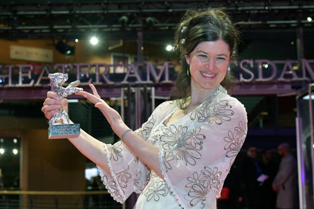 Anna Fitch mit dem Silbernen Bären für einen herausragende künstlerische Leistung für Yo - Love is a Rebellious Bird nach der Closing Ceremony mit Preisverleihung auf der Berlinale 2026 76. Internationale Filmfestspiele Berlin im Berlinale Palast. Berlin, 21.02.2026
