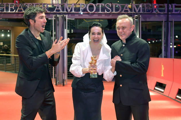 Ilker Catak, Özgü Namal und Tansu Bicer mit dem Goldenen Bären für den besten Film Gelbe Briefe Yellow Letters nach der Closing Ceremony mit Preisverleihung auf der Berlinale 2026 76. Internationale Filmfestspiele Berlin im Berlinale Palast. Berlin, 21.02.2026