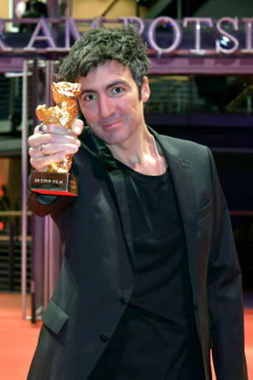 Ilker Catak mit dem Goldenen Bären für den besten Film Gelbe Briefe Yellow Letters nach der Closing Ceremony mit Preisverleihung auf der Berlinale 2026 76. Internationale Filmfestspiele Berlin im Berlinale Palast. Berlin, 21.02.2026