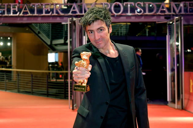 Ilker Catak mit dem Goldenen Bären für den besten Film Gelbe Briefe Yellow Letters nach der Closing Ceremony mit Preisverleihung auf der Berlinale 2026 76. Internationale Filmfestspiele Berlin im Berlinale Palast. Berlin, 21.02.2026