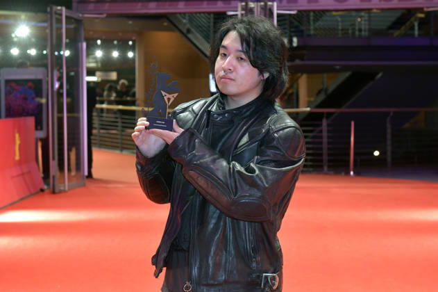 Jingkai Qu mit dem Berlinale Shorts Cupra Filmmaker Award für Di san xian Kleptomania nach der Closing Ceremony mit Preisverleihung auf der Berlinale 2026 76. Internationale Filmfestspiele Berlin im Berlinale Palast. Berlin, 21.02.2026