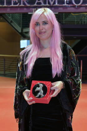 Fanny Texier mit dem Silbernen Bären Jury Preis Kurzfilm für A Woman™s Place Is Everywhere nach der Closing Ceremony mit Preisverleihung auf der Berlinale 2026 76. Internationale Filmfestspiele Berlin im Berlinale Palast. Berlin, 21.02.2026
