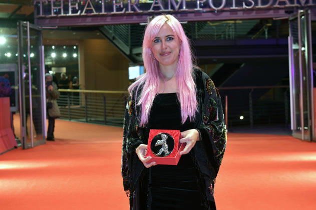 Fanny Texier mit dem Silbernen Bären Jury Preis Kurzfilm für A Woman™s Place Is Everywhere nach der Closing Ceremony mit Preisverleihung auf der Berlinale 2026 76. Internationale Filmfestspiele Berlin im Berlinale Palast. Berlin, 21.02.2026