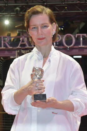 Sandra Hüller mit dem Silbernen Bären für die beste Darstellerin in Rose nach der Closing Ceremony mit Preisverleihung auf der Berlinale 2026 76. Internationale Filmfestspiele Berlin im Berlinale Palast. Berlin, 21.02.2026