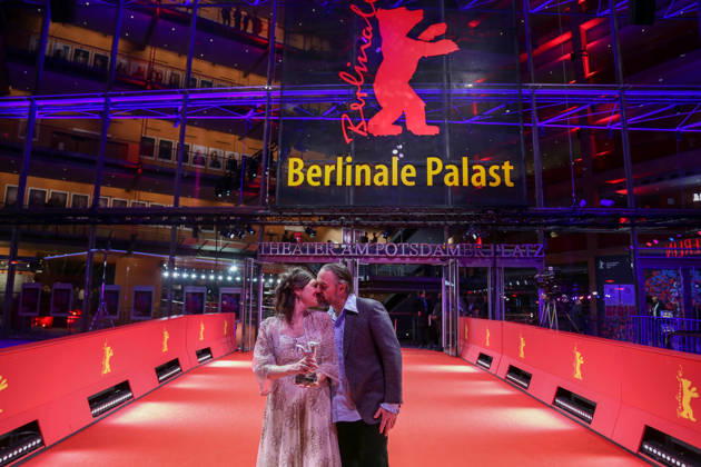 February 21, 2026, Berlin, Germany: Anna Fitch (L) and Banker White kiss as they pose with the Silver Bear for Outstanding Artistic Contribution for Yo (Love is a Rebellious Bird) after the closing ceremony of the 76th Berlin International Film Festival (Berlinale), Europe s first major film festival of the year, in Berlin. The festival runs from February 12 to 22, 2026. Berlin Germany - ZUMAf146 20260221_zip_f146_021 Copyright: xRouzbehxFouladix