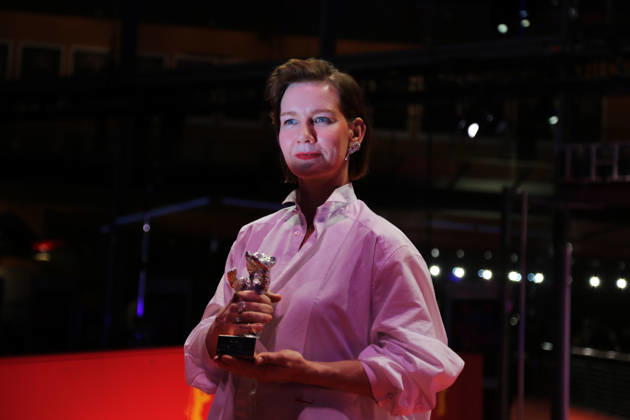 February 21, 2026, Berlin, Germany: Sandra Hueller poses with the Silver Bear for Best Leading Performance for Rose after the closing ceremony of the 76th Berlin International Film Festival (Berlinale), Europe s first major film festival of the year, in Berlin. The festival runs from February 12 to 22, 2026. Berlin Germany  - ZUMAf146 20260221_zip_f146_034 Copyright: xRouzbehxFouladix