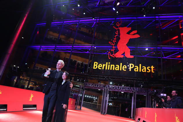 February 21, 2026, Berlin, Germany: Grant Gee (L) and Janine Marmot pose with the Silver Bear for Best Director for Everybody Digs Bill Evans after the closing ceremony of the 76th Berlin International Film Festival (Berlinale), Europe s first major film festival of the year, in Berlin. The festival runs from February 12 to 22, 2026. Berlin Germany  - ZUMAf146 20260221_zip_f146_040 Copyright: xRouzbehxFouladix