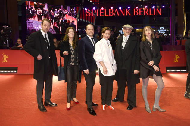 Philipp Worm, Marisa Growaldt, Godehard Giese, Sandra Hüller, Markus Schleinzer und Caro Braun bei der Closing Ceremony mit Preisverleihung auf der Berlinale 2026 76. Internationale Filmfestspiele Berlin im Berlinale Palast. Berlin, 21.02.2026