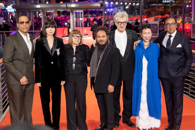 Preisverleihung, Roter Teppich zur Berlinale, Berlin, 21.02.2026 Reinaldo Marcus Green, Bae Doona, Ewa Puszczynska, Min Bahadur Bham, Wim Wenders, Hikari ,Shivendra Singh Dungarpur auf dem Roten Teppich vor der Abschlussgala der 76. Berlinale im Theater am Potsdamer Platz Berlin am 21.02.2026. Die 76. Internationalen Filmfestspiele Berlin finden vom 12. bis 22. Februar 2026 statt. Berlin Theater am Potsdamer Platz Copyright: xJensxFinkex