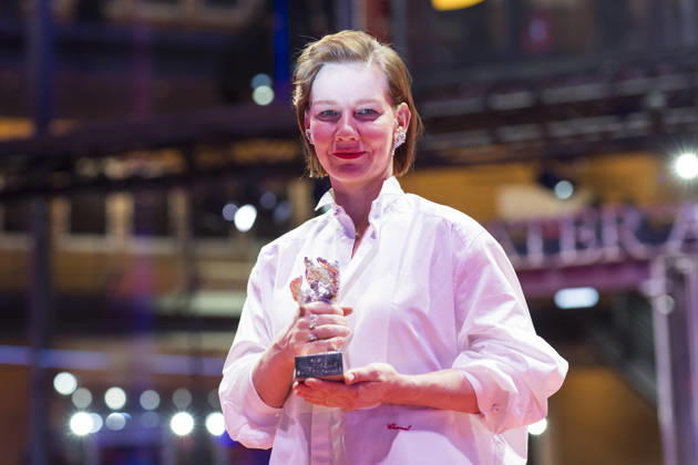 Berlinale, Preisträger am Theater am Potsdamer Platz, Berlin, 21.02.2026 Sandra Hüller posiert mit dem Silbernen Bären für die beste schauspielerische Leistung in einer Hauptrolle im Film Rose nach der Preisverleihung bei der Abschlussgala der Berlinale im Theater am Potsdamer Platz in Berlin am 21.02.2026. Die 76. Internationalen Filmfestspiele Berlin finden vom 12. bis 22. Februar 2026 statt. Berlin Theater am Potsdamer Platz Copyright: xBenxKriemannx