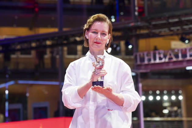 Berlinale, Preisträger am Theater am Potsdamer Platz, Berlin, 21.02.2026 Sandra Hüller posiert mit dem Silbernen Bären für die beste schauspielerische Leistung in einer Hauptrolle im Film Rose nach der Preisverleihung bei der Abschlussgala der Berlinale im Theater am Potsdamer Platz in Berlin am 21.02.2026. Die 76. Internationalen Filmfestspiele Berlin finden vom 12. bis 22. Februar 2026 statt. Berlin Theater am Potsdamer Platz Copyright: xBenxKriemannx