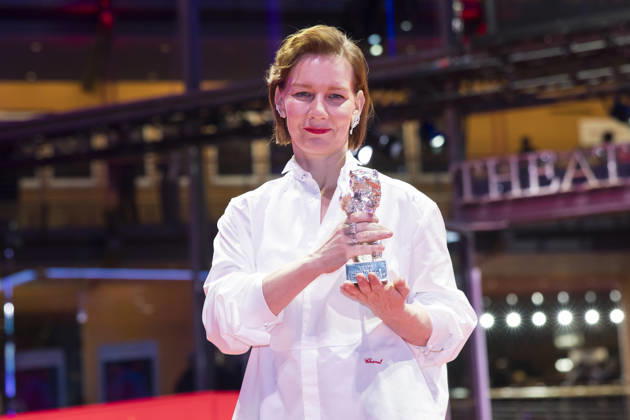 Berlinale, Preisträger am Theater am Potsdamer Platz, Berlin, 21.02.2026 Sandra Hüller posiert mit dem Silbernen Bären für die beste schauspielerische Leistung in einer Hauptrolle im Film Rose nach der Preisverleihung bei der Abschlussgala der Berlinale im Theater am Potsdamer Platz in Berlin am 21.02.2026. Die 76. Internationalen Filmfestspiele Berlin finden vom 12. bis 22. Februar 2026 statt. Berlin Theater am Potsdamer Platz Copyright: xBenxKriemannx