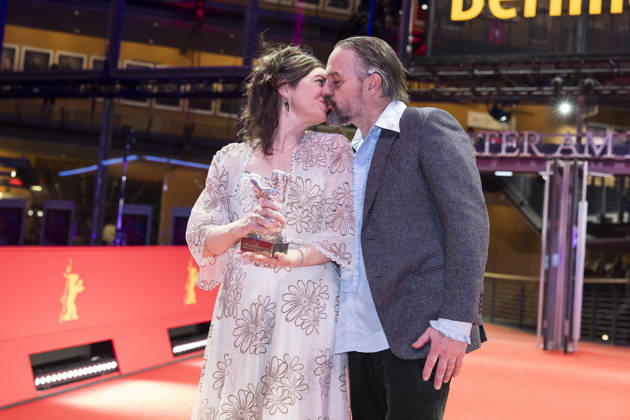 Berlinale, Preisträger am Theater am Potsdamer Platz, Berlin, 21.02.2026 Anna Fitch (US-Regisseurin) und Banker White (US-Regisseur) posieren mit dem Silbernen Bären für die außergewöhnliche künstlerische Leistung beim Film Yo (Liebe ist ein rebellischer Vogel) nach der Preisverleihung bei der Abschlussgala der Berlinale im Theater am Potsdamer Platz in Berlin am 21.02.2026. Die 76. Internationalen Filmfestspiele Berlin finden vom 12. bis 22. Februar 2026 statt. Berlin Theater am Potsdamer Platz Copyright: xBenxKriemannx