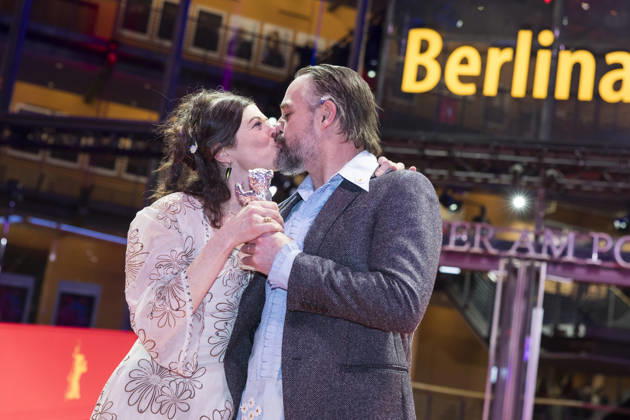 Berlinale, Preisträger am Theater am Potsdamer Platz, Berlin, 21.02.2026 Anna Fitch (US-Regisseurin) und Banker White (US-Regisseur) posieren mit dem Silbernen Bären für die außergewöhnliche künstlerische Leistung beim Film Yo (Liebe ist ein rebellischer Vogel) nach der Preisverleihung bei der Abschlussgala der Berlinale im Theater am Potsdamer Platz in Berlin am 21.02.2026. Die 76. Internationalen Filmfestspiele Berlin finden vom 12. bis 22. Februar 2026 statt. Berlin Theater am Potsdamer Platz Copyright: xBenxKriemannx