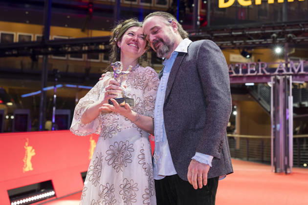 Berlinale, Preisträger am Theater am Potsdamer Platz, Berlin, 21.02.2026 Anna Fitch (US-Regisseurin) und Banker White (US-Regisseur) posieren mit dem Silbernen Bären für die außergewöhnliche künstlerische Leistung beim Film Yo (Liebe ist ein rebellischer Vogel) nach der Preisverleihung bei der Abschlussgala der Berlinale im Theater am Potsdamer Platz in Berlin am 21.02.2026. Die 76. Internationalen Filmfestspiele Berlin finden vom 12. bis 22. Februar 2026 statt. Berlin Theater am Potsdamer Platz Copyright: xBenxKriemannx