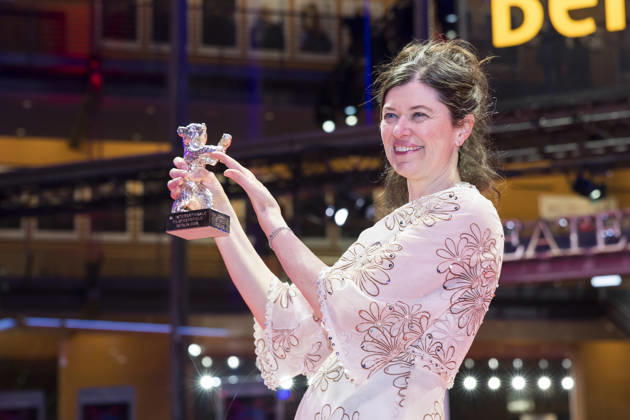 Berlinale, Preisträger am Theater am Potsdamer Platz, Berlin, 21.02.2026 Anna Fitch (US-Regisseurin) posiert mit dem Silbernen Bären für die außergewöhnliche künstlerische Leistung beim Film Yo (Liebe ist ein rebellischer Vogel) nach der Preisverleihung bei der Abschlussgala der Berlinale im Theater am Potsdamer Platz in Berlin am 21.02.2026. Die 76. Internationalen Filmfestspiele Berlin finden vom 12. bis 22. Februar 2026 statt. Berlin Theater am Potsdamer Platz Copyright: xBenxKriemannx