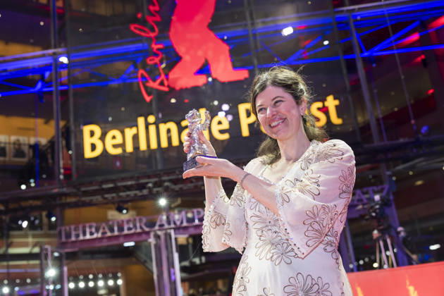 Berlinale, Preisträger am Theater am Potsdamer Platz, Berlin, 21.02.2026 Anna Fitch (US-Regisseurin) posiert mit dem Silbernen Bären für die außergewöhnliche künstlerische Leistung beim Film Yo (Liebe ist ein rebellischer Vogel) nach der Preisverleihung bei der Abschlussgala der Berlinale im Theater am Potsdamer Platz in Berlin am 21.02.2026. Die 76. Internationalen Filmfestspiele Berlin finden vom 12. bis 22. Februar 2026 statt. Berlin Theater am Potsdamer Platz Copyright: xBenxKriemannx