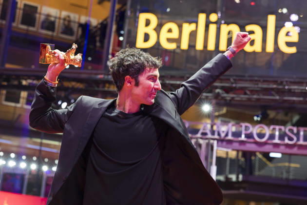 Berlinale, Preisträger am Theater am Potsdamer Platz, Berlin, 21.02.2026 Ilker ‚atak posiert mit dem Goldenen Bären als Regisseur des Films Gelbe Briefe (Yellow Letters) für den Besten Film nach der Preisverleihung bei der Abschlussgala der Berlinale im Theater am Potsdamer Platz in Berlin am 21.02.2026. Die 76. Internationalen Filmfestspiele Berlin finden vom 12. bis 22. Februar 2026 statt. Berlin Theater am Potsdamer Platz Copyright: xBenxKriemannx