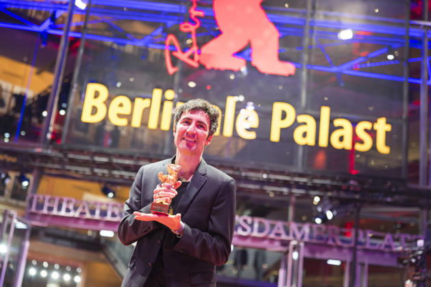 Berlinale, Preisträger am Theater am Potsdamer Platz, Berlin, 21.02.2026 Ilker ‚atak posiert mit dem Goldenen Bären als Regisseur des Films Gelbe Briefe (Yellow Letters) für den Besten Film nach der Preisverleihung bei der Abschlussgala der Berlinale im Theater am Potsdamer Platz in Berlin am 21.02.2026. Die 76. Internationalen Filmfestspiele Berlin finden vom 12. bis 22. Februar 2026 statt. Berlin Theater am Potsdamer Platz Copyright: xBenxKriemannx