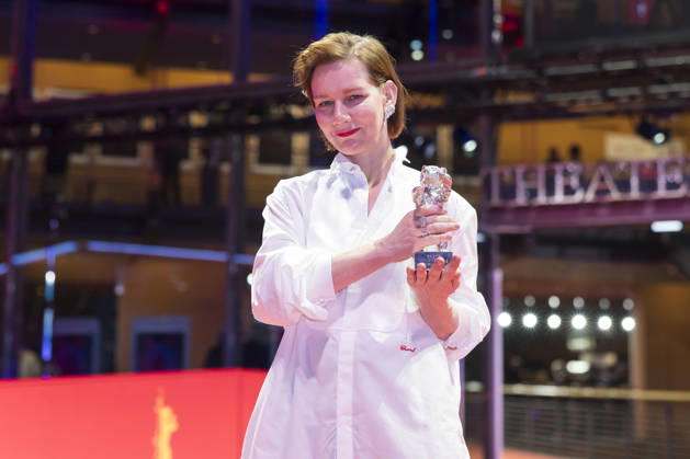 Sandra Hüller mit dem Silbernen Bären für die beste Darstellerin in Rose nach der Closing Ceremony mit Preisverleihung auf der Berlinale 2026 76. Internationale Filmfestspiele Berlin im Berlinale Palast. Berlin, 21.02.2026