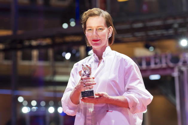 Sandra Hüller mit dem Silbernen Bären für die beste Darstellerin in Rose nach der Closing Ceremony mit Preisverleihung auf der Berlinale 2026 76. Internationale Filmfestspiele Berlin im Berlinale Palast. Berlin, 21.02.2026